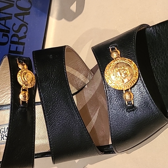 GIANNI VERSACE leather sandals with gold accessories and ankle strap. Size 40 - Picture 4 of 14